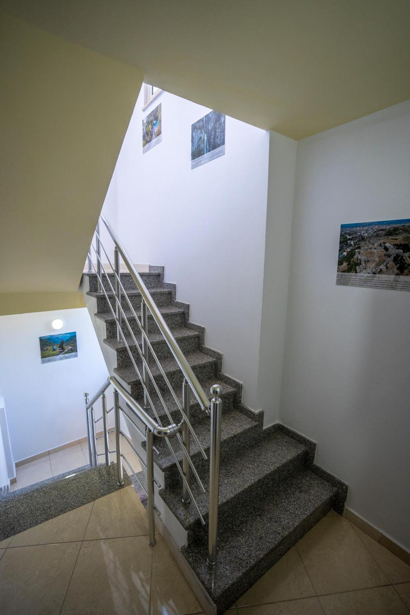 Golden Sleep Hostel Shkodër Buitenkant foto
