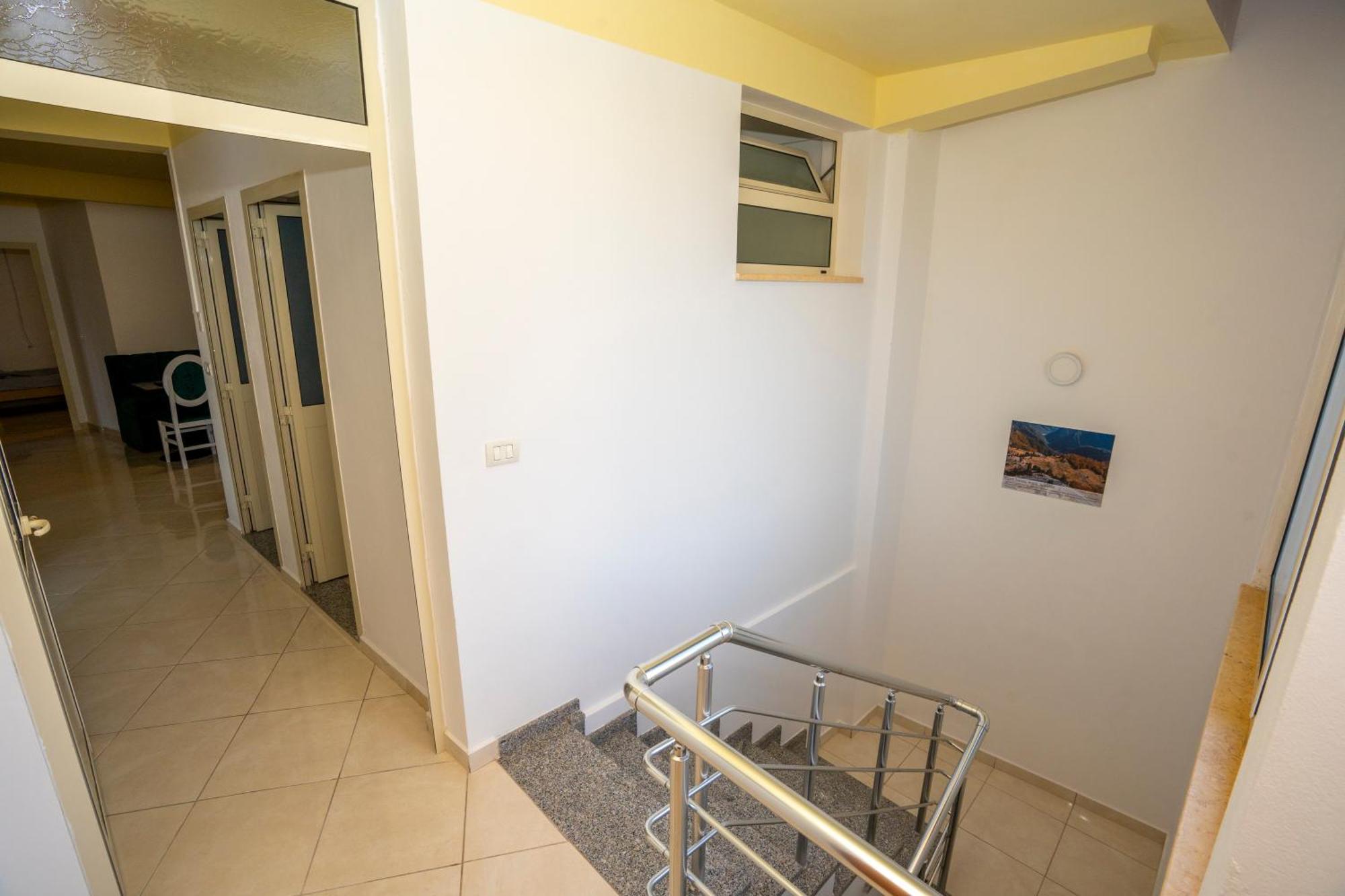 Golden Sleep Hostel Shkodër Buitenkant foto